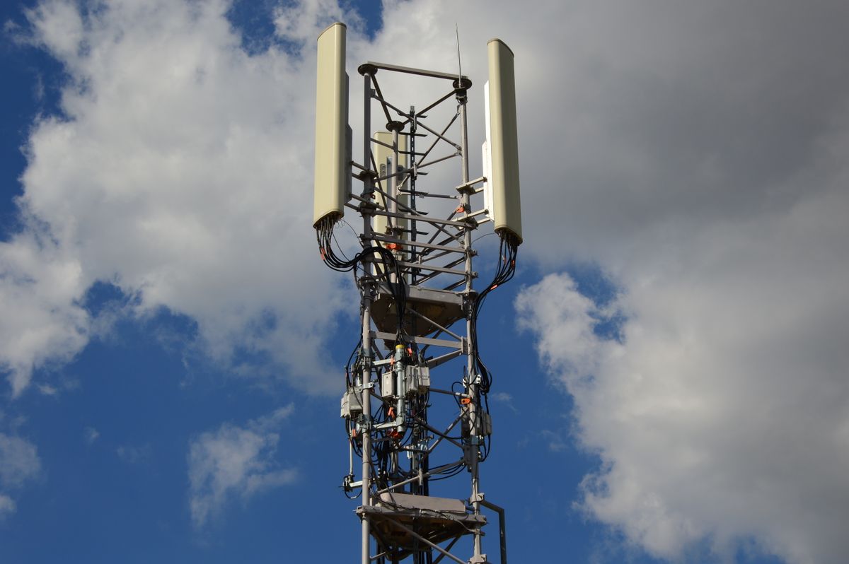 屋外に設置された携帯電話基地局のアンテナ。情報通信分野のイメージ写真