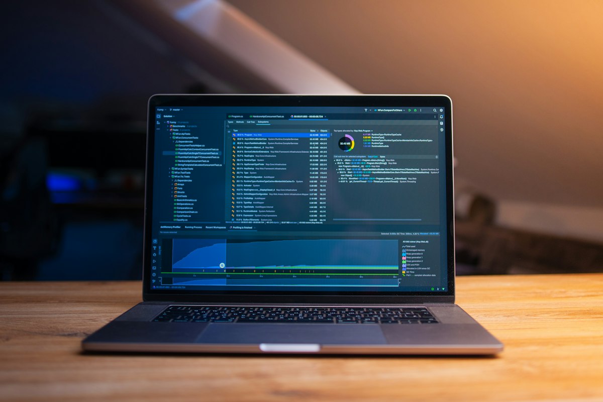 コードやグラフを表示したノートPC。データ解析作業のイメージ