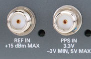 USRP X420背面の隣り合うREF IN端子とPPS IN端子。メーカーの実写写真から端子部分を切り出したもの。
